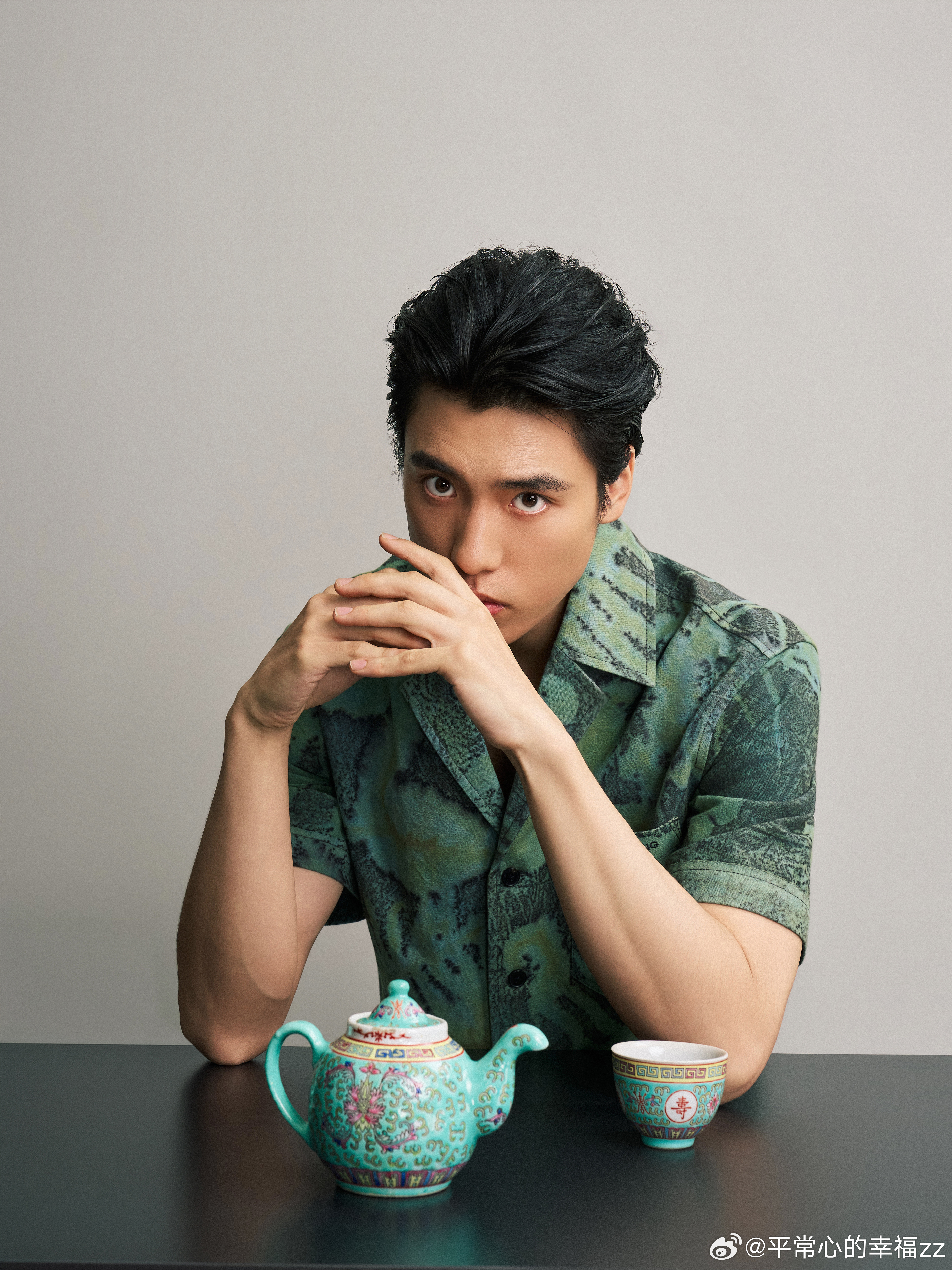 没认出来这是王子异热点观点﻿ 差点以为是保镖，其实是王子异！这反差也太大了湿发背