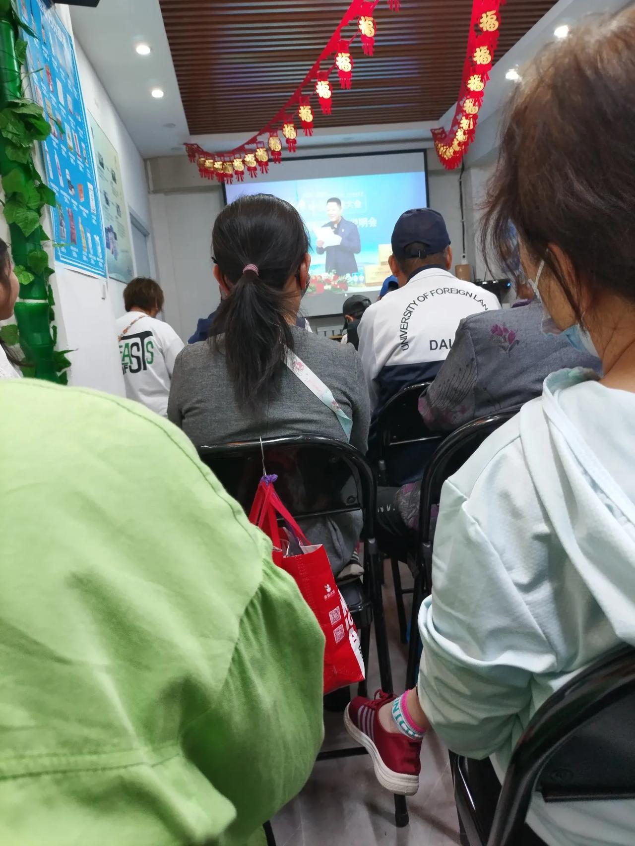 我现在真的很纠结，老年人免费领鸡蛋到底有没有错？

对于这个现象，怎么才能解释通