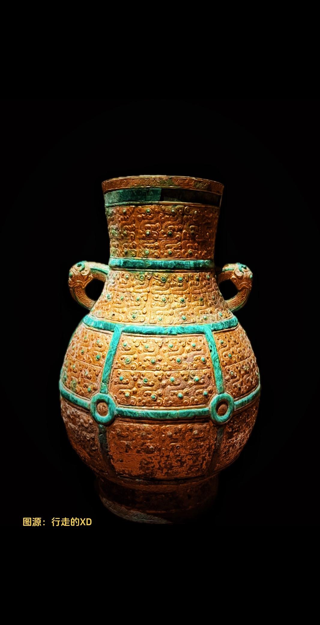战国·孔雀石绳纹贴金青铜壶。彼黍离离，彼稷之苗
行迈靡靡，中心摇摇
知我者，谓我心忧
不知我者，谓我何求
悠悠苍天，此何人哉？
——《诗经·王风·黍离》 
图源：行走的XD 
这件战国青铜壶通高31.4厘米，现藏于日本美秀美术馆 
青铜壶采用贴金（或包金）工艺 “coveringthe body with gold sheet”
绿色绳纹是镶嵌的孔雀石
在已出土的春秋战国青铜器中，这一工艺主要被用于小型饰物和车马器 
据美秀博物馆官方介绍，这件青铜壶是采用此工艺的此等大小的战国青铜容器中仅存的一件 
日本美