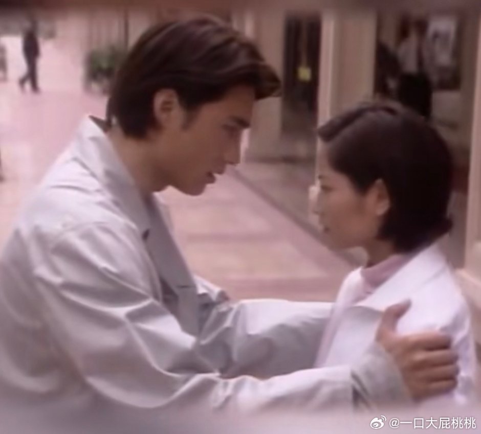 你说就像几十年前的这些偶像剧，男女主穿的也不复杂，胡兵就是风衣西装很简单的搭配为