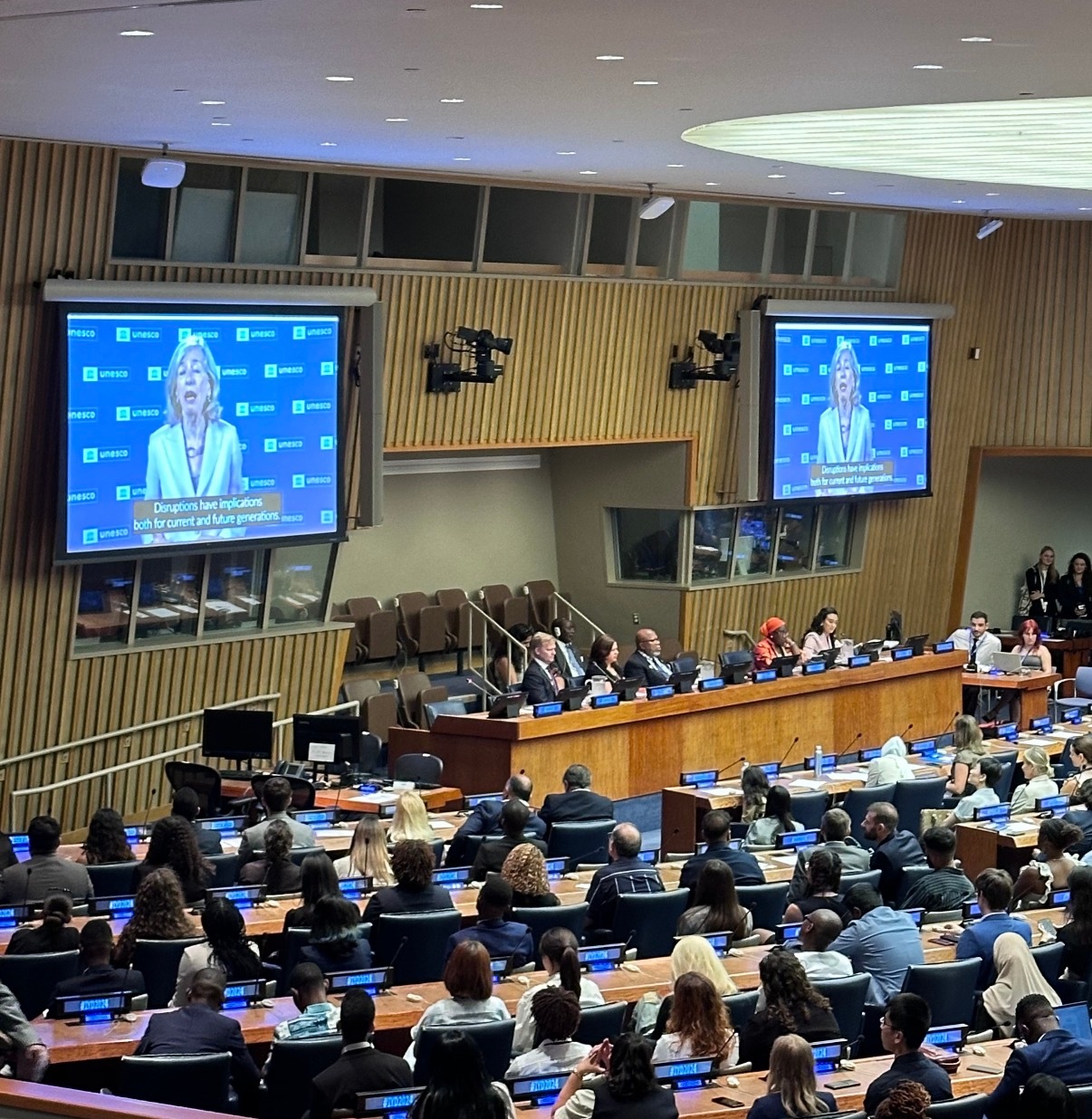 可能是我的刻板印象，但我确实会觉得女性不太适合当最高领导人，在国际博弈这种场合里