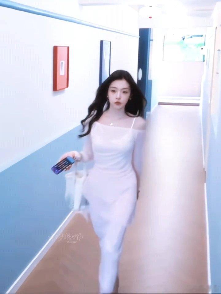 柳柳走的摇曳生姿的柳柳走路带风柳柳走的摇曳生姿的，好曼妙啊半熟恋人