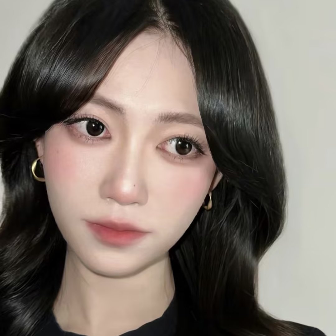 我本打算化干枯玫瑰妆容，结果化着化着就变暖调了，索性就先适配夏天吧，眼影用哑光粉