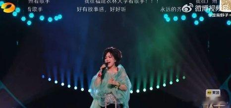 齐豫在歌手直播里的表现太让人感动了，她的每一个音符都充满了感情，这种平静却温情的