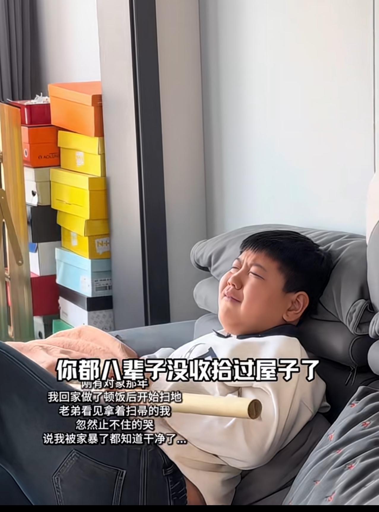 姐姐刚结婚回到娘家突然变得勤快了，把弟弟给心疼毁了，直接哭了起来，还以为姐姐变勤