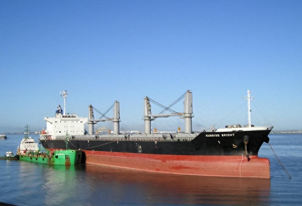 重磅！外媒称一艘“中国货船”通过霍尔木兹海峡。这似乎是战争爆发以来第一艘商船通过