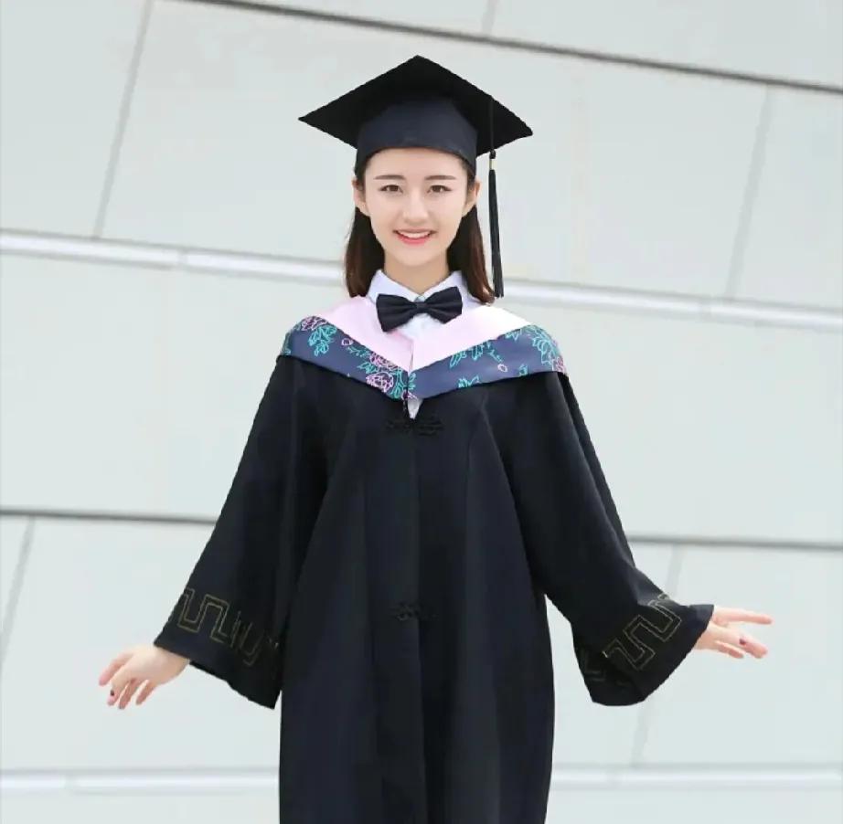 博士服，硕士服，学士服，
傻傻分不清，帽子也不一样，
有没有人帮忙科普一下呢？