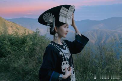 舒畅不愧是我童年女神舒畅解锁彝族非遗服饰舒畅一身彝族非遗服饰登场，眉眼温婉动人，