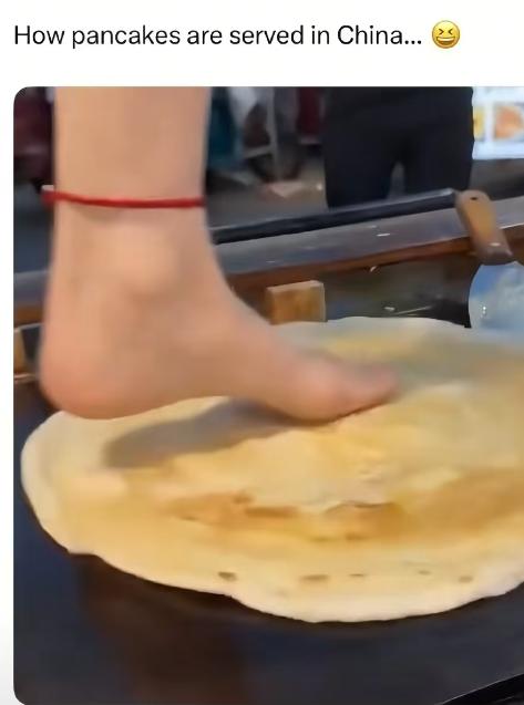 外网疯传 “中国女孩用脚做煎饼”，AI 生成视频为何引来了一场荒诞狂欢？

一条