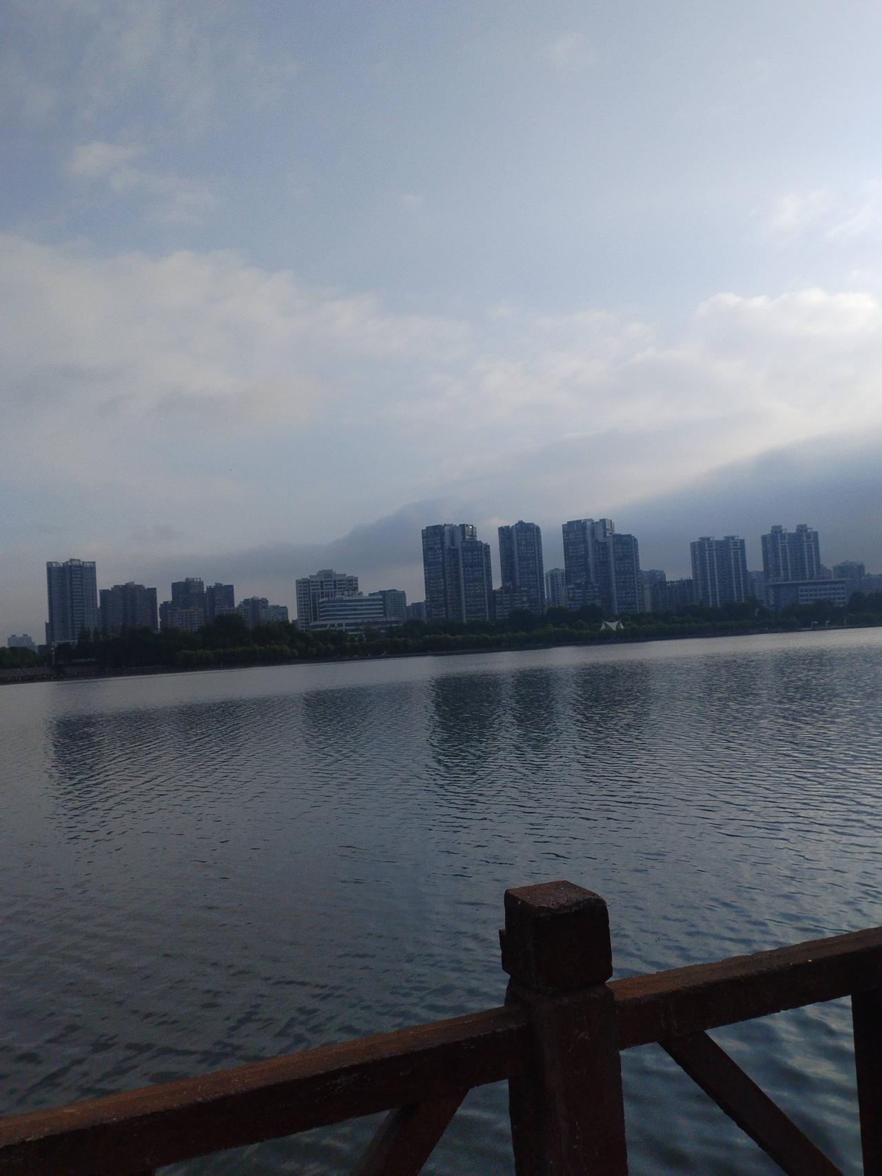 山水意境类
  1. 远远近近远近相融解析：以视线里的远山近水为落笔点，把“远”
