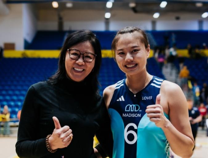 龚翔宇在美国联赛打球，郎平携家人去看比赛。
郎平对她的昔日弟子真得非常好。
朱婷