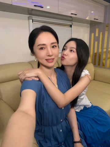 董璇晒跟周也的合照董璇说太喜欢周也这个美女了 两位颜值女神梦幻联动，董璇晒跟周也