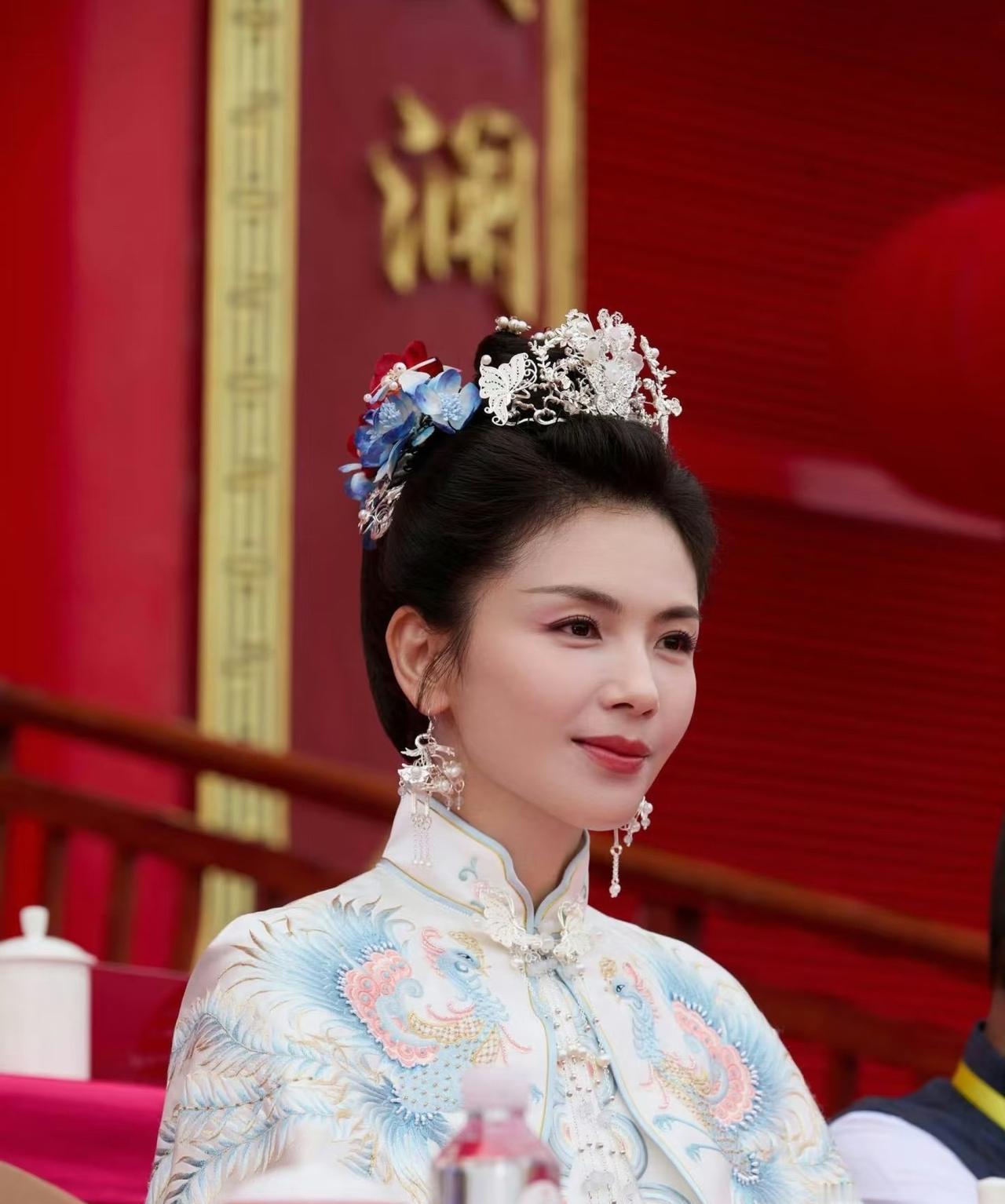 制作人没看简历，直接在剧组摆了香案。
让林心如和刘涛，掷杯问神定角色。
林心如先