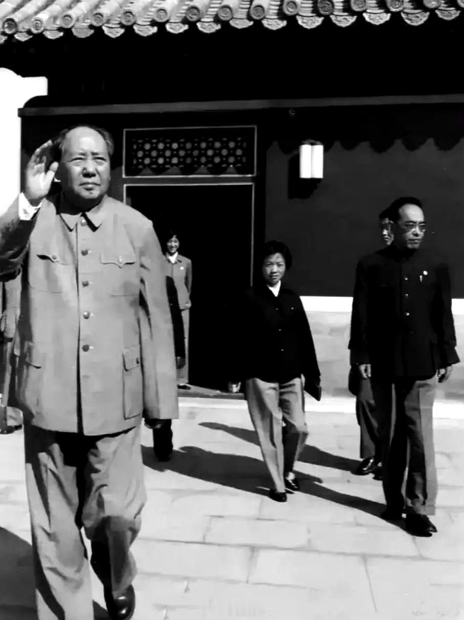 教员这种民族和东方的气度，这样的威仪，是以他一生的经验走出来的！ 