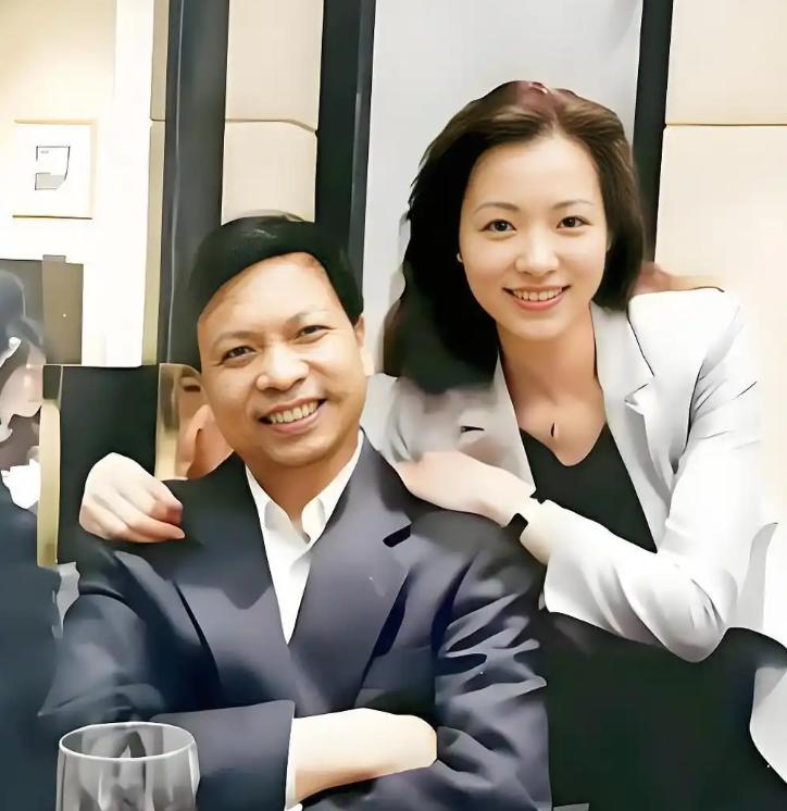 董卿说：她爸爸去医院拔了四五颗牙，嘴里咬着止血的棉花团，脸肿着，嘴角还挂着血渍。