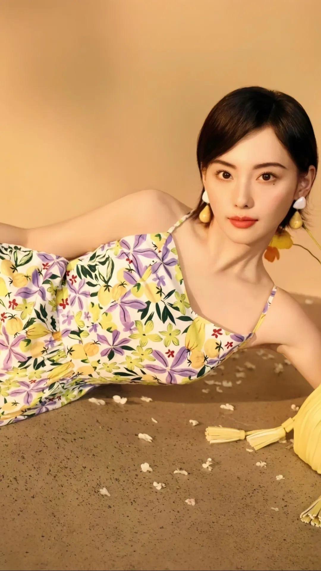 张嘉倪 港风碎花裙
