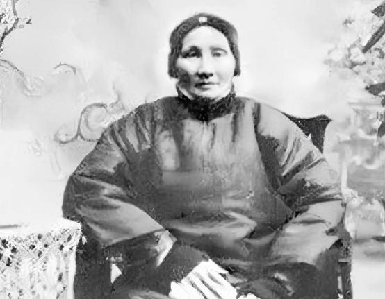 1921年，58岁的王采玉在弥留之际，叮嘱儿子蒋介石说：“瑞元啊，我不愿跟你父亲