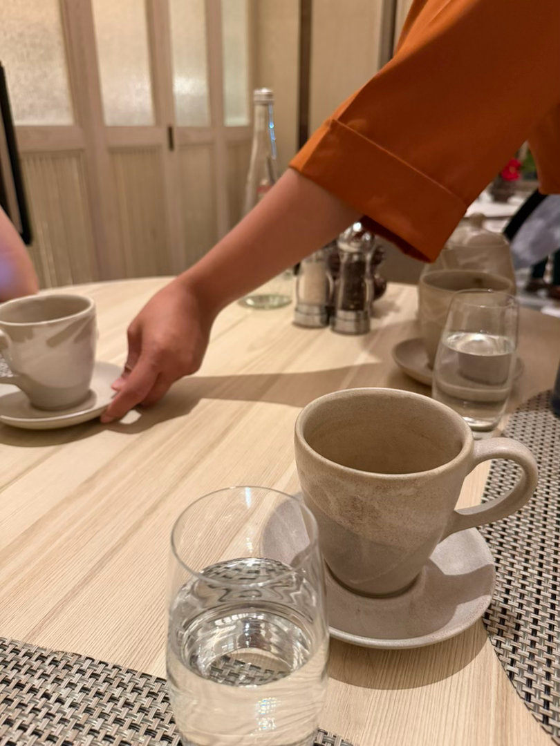 尼玛，我点了两杯 warm water，结果服务员给我开了一瓶依云，我前天晚上就