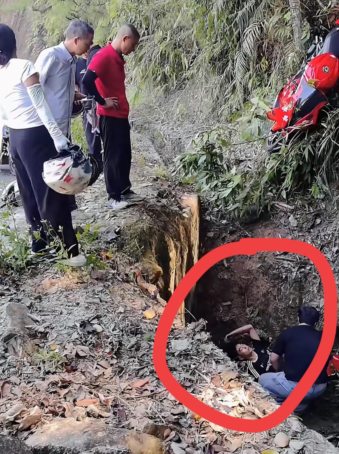 跑山一时爽，下一秒火战场。这个骑士在无车的山路一路狂飙，拼命的压弯，肾上腺素急剧