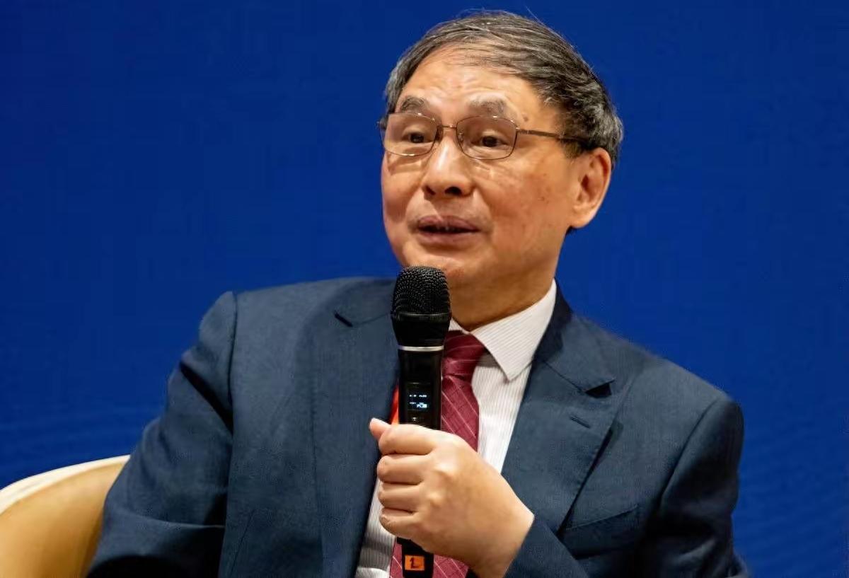 网络上很多传播郑永年在《中国崛起不可承受之错》一书中写道：“一味唱衰美国，甚至认