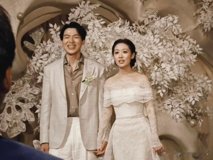 吴前婚礼圆满礼成，妻子貌美如花！

吴前终于和妻子补办了婚礼，因为早在2023年