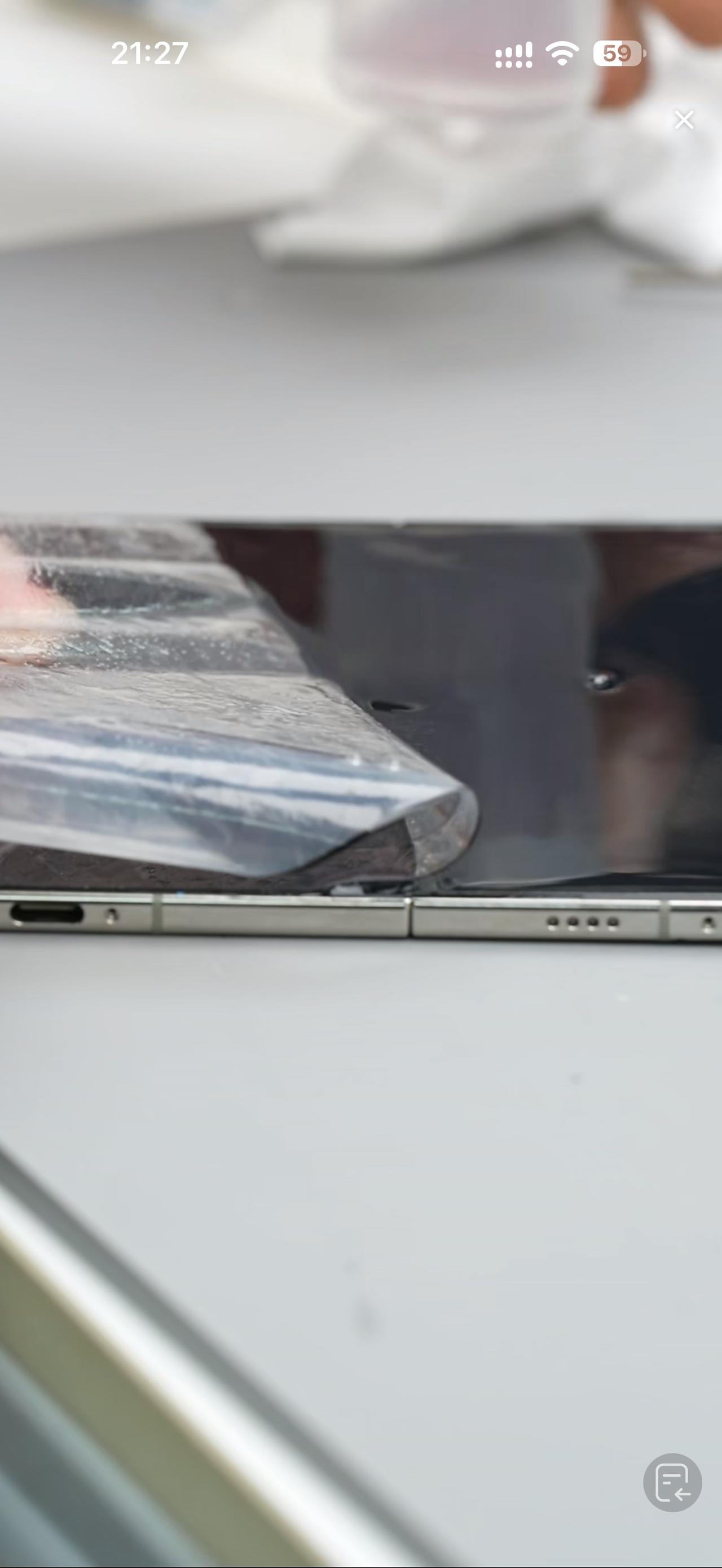 iPhone Duo内屏的纳米纹理膜看起来倒是值400的维修费，是可以撕掉的，只