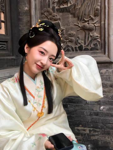 邓恩熙九小姐片场随拍邓恩熙九小姐的停云片刻 《花开锦绣》邓恩熙九小姐片场随拍，真