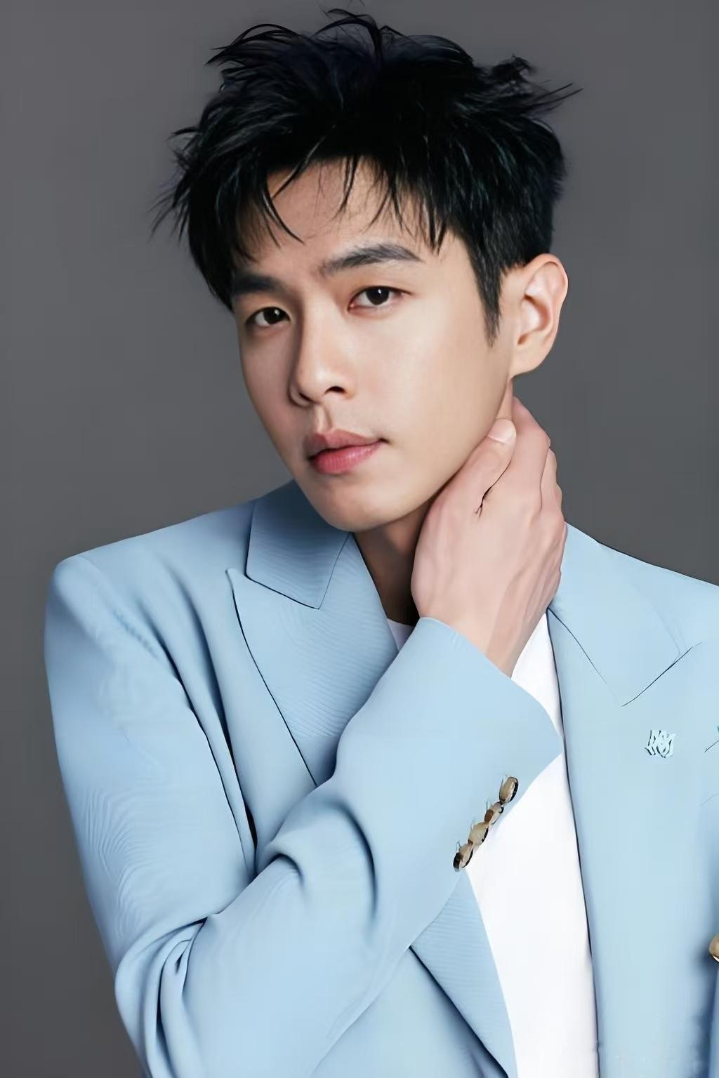 演员里我最搞不懂的人
就是张若昀了

他明明是一个星二代，爸爸是著名导演张健，继