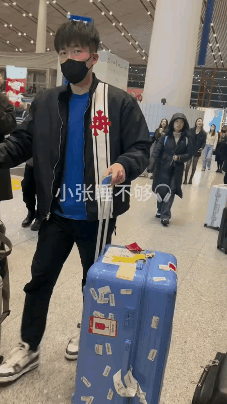大头一副睡眼惺忪的样子前往福冈
头哥这是昨晚熬夜收拾行李吗
眼袋好明显
感觉脸也