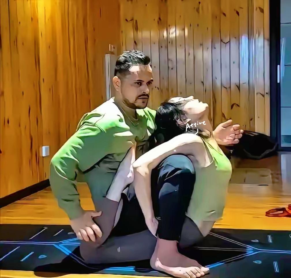 披着羊皮的恶徒终会暴露真面目！
河南郑州的一家连锁瑜伽馆，爆出一桩丑闻。一个印度