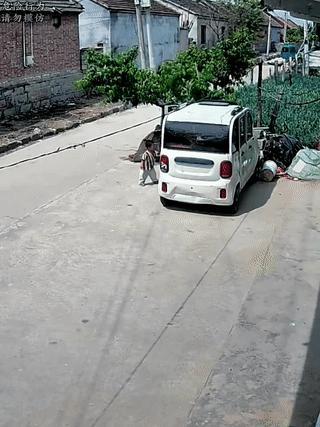 这名顽皮的小女孩竟然用手去触碰电动车的充电插口？
结果她的手指意外触电！
万幸的