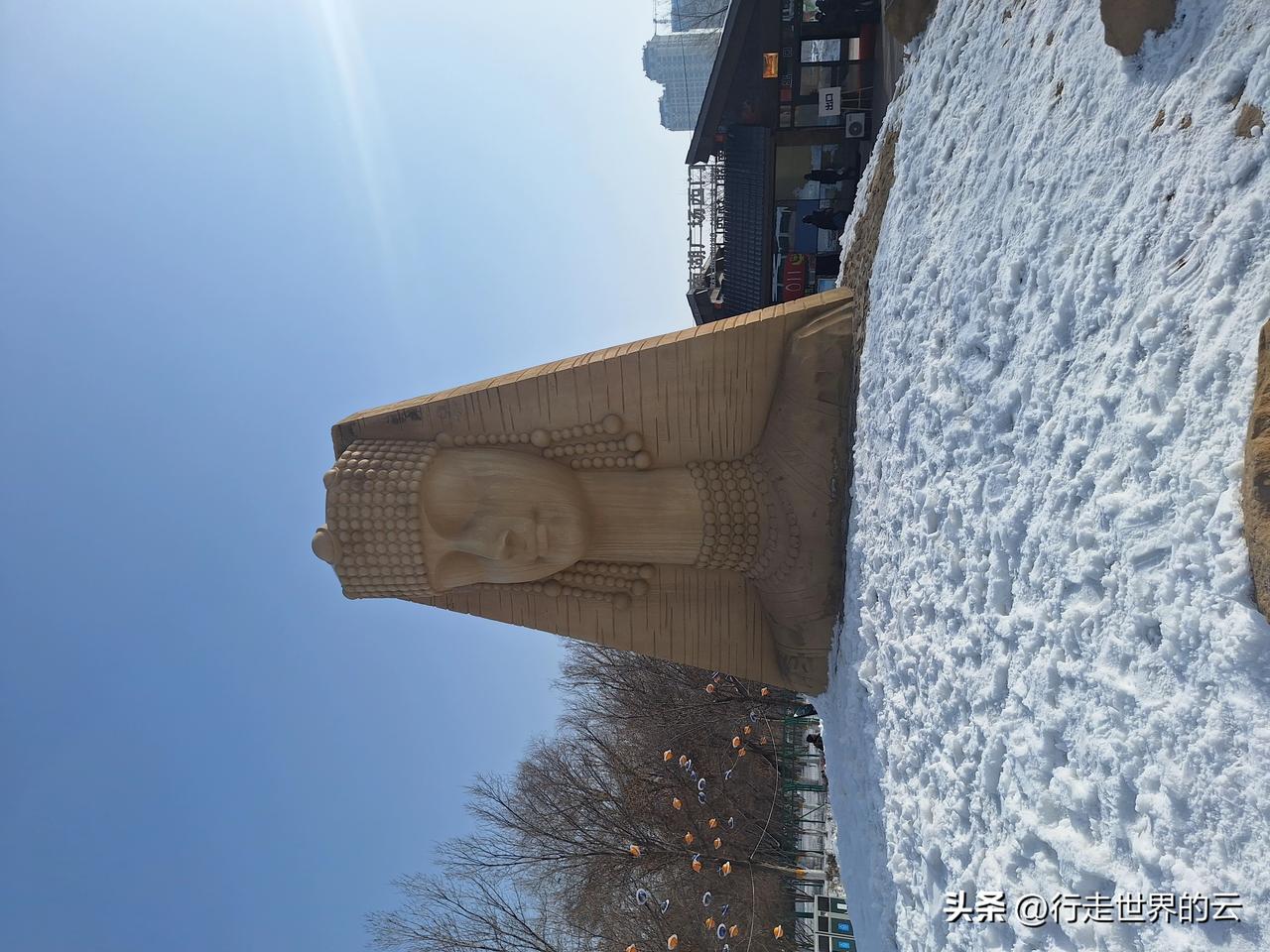 原来这个楼兰姑娘的雕塑是俺们山东老乡设计捐赠的，他叫郭心聪。对他的善举表示感谢，