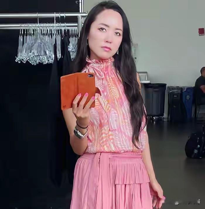 爱泼斯坦者幸存者吴丽娜，在21岁的时候，被爱泼斯坦拿下了，过了两年非人的生活，肉