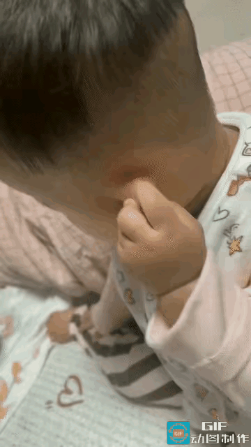 当家长的还有闲心给孩子拍视频呢，孩子的耳朵这么痒，还不赶紧抱着孩子到医院看看，还