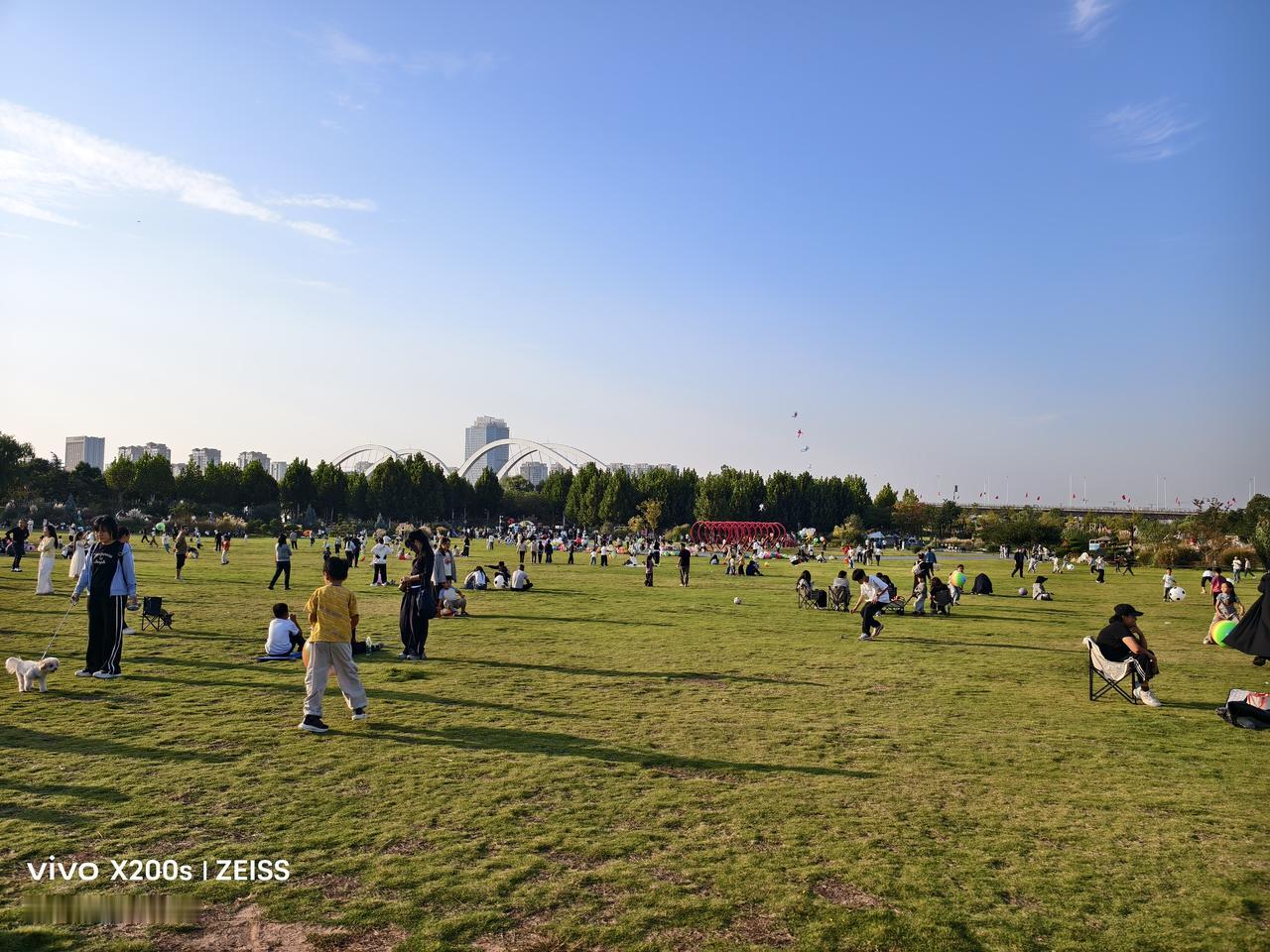 今天天气很好，我驱车来到临沂河湾公园，一个免费停车，免费游玩的地方，景区里有很多