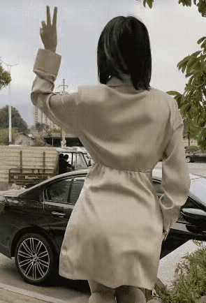 美女对天发誓差点遭雷劈，
所以没事别乱说违心的话，
哪一天成真了呢？