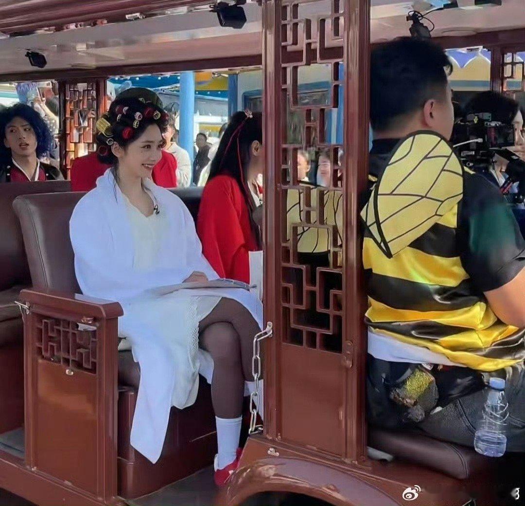 王影璐这身是非粉都震惊的程度 这是什么新型时尚实验？王影璐把居家发卷和慵懒睡衣穿