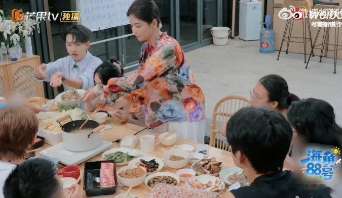 刘涛[超话]刘涛饭桌服务停不下来谁懂啊！涛姐饭局上又煮火锅又发纸巾，服务根本停不