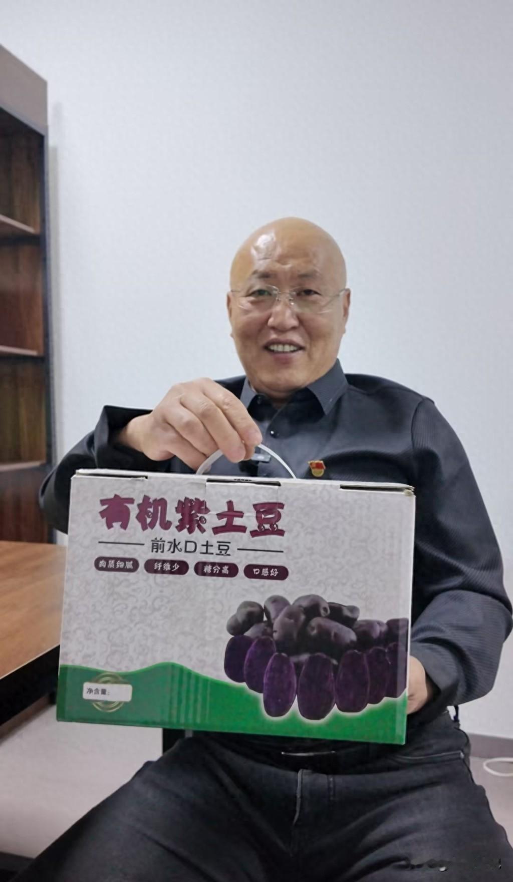 青岛村支书直播卖土豆挣百万，千亩农田变网红，新难题卡住村民路。
2023年冬天，