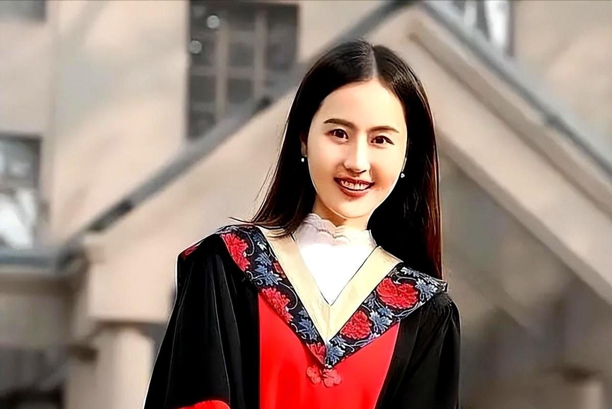 “过去五六年我变相作恶。”
我天，这话从相宜嘴里说出来，我鸡皮疙瘩都起来了。
那