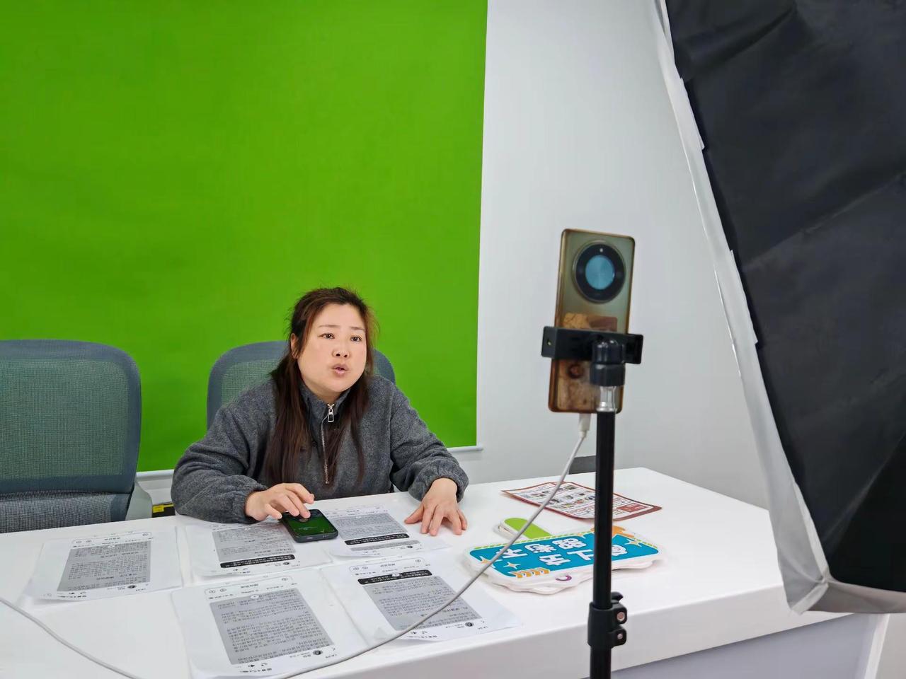 云梦，直播进行中。直播间的灯光比我家Wi-Fi信号还亮，主播的激情比我的闹钟还准