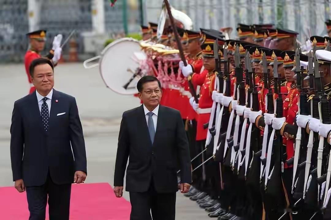 阿努廷很会来事呀，敏昂莱去泰国访问，他提供的情绪价值满满:组织三军仪仗队吹拉弹唱
