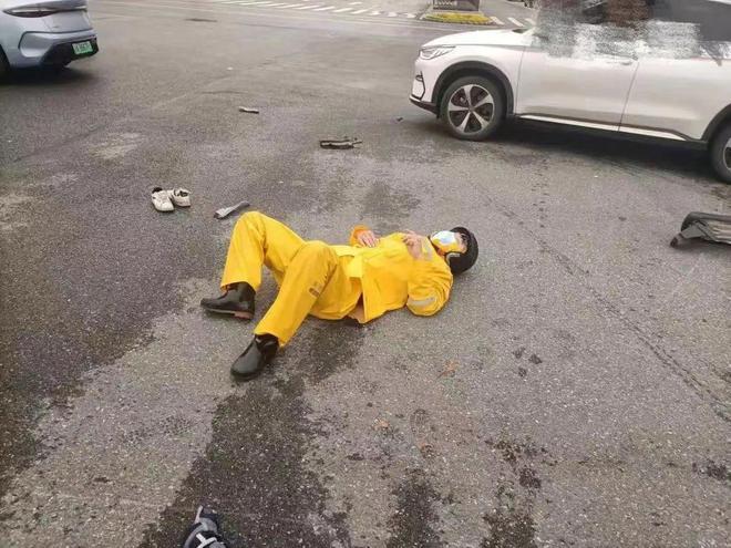 人类与动物发生车祸的区别

在路上发生车祸，如果是人走路或骑摩托车被车撞上倒地大