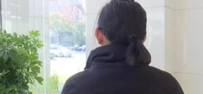 一女子捡到一张写有密码的卡去银行取款。柜员问“取多少”，女子说40万。“必须预约