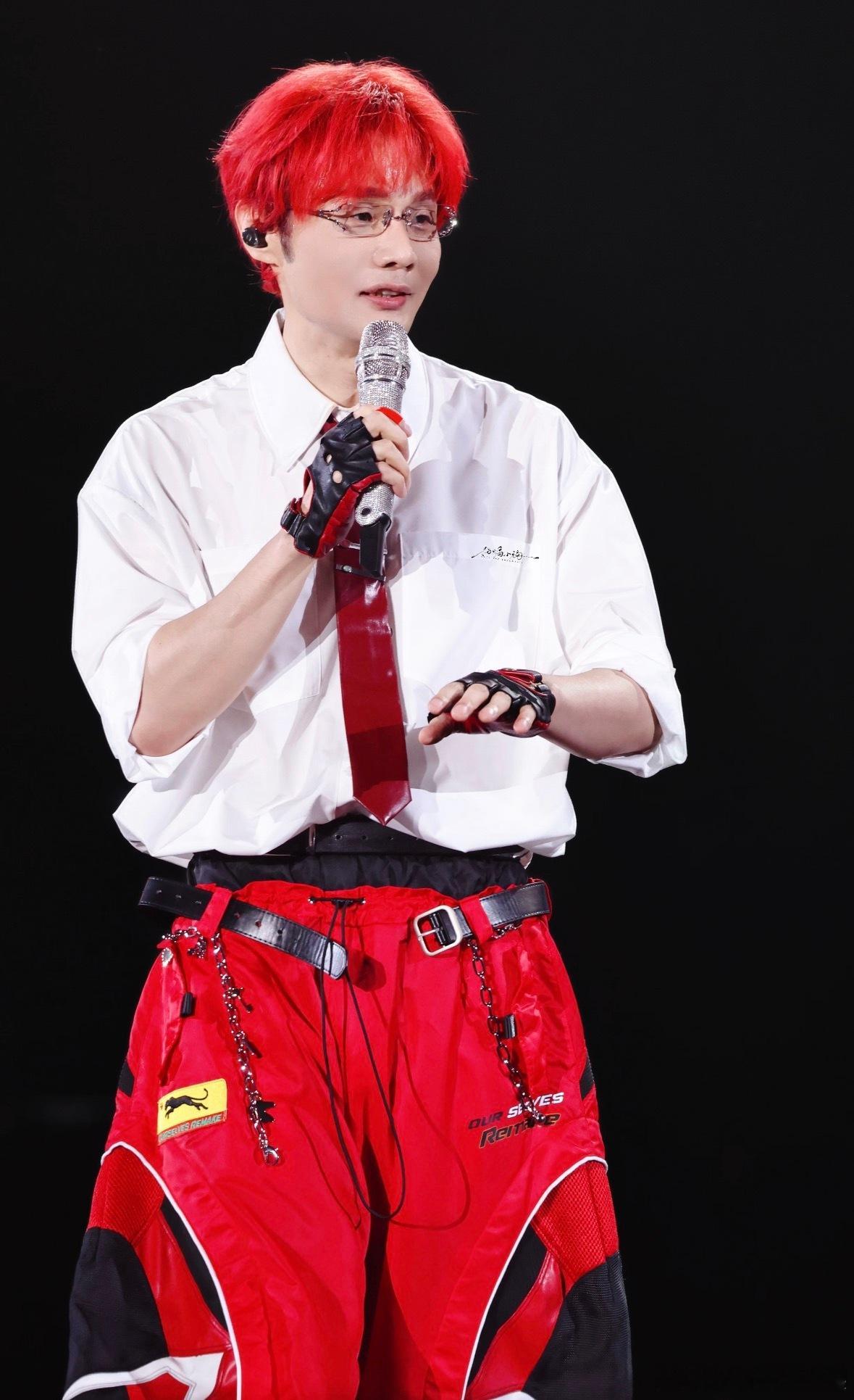 李荣浩台上光鲜亮丽台下太接地气怎么能有人把工作和生活分得这么开这俩都是我认识的李