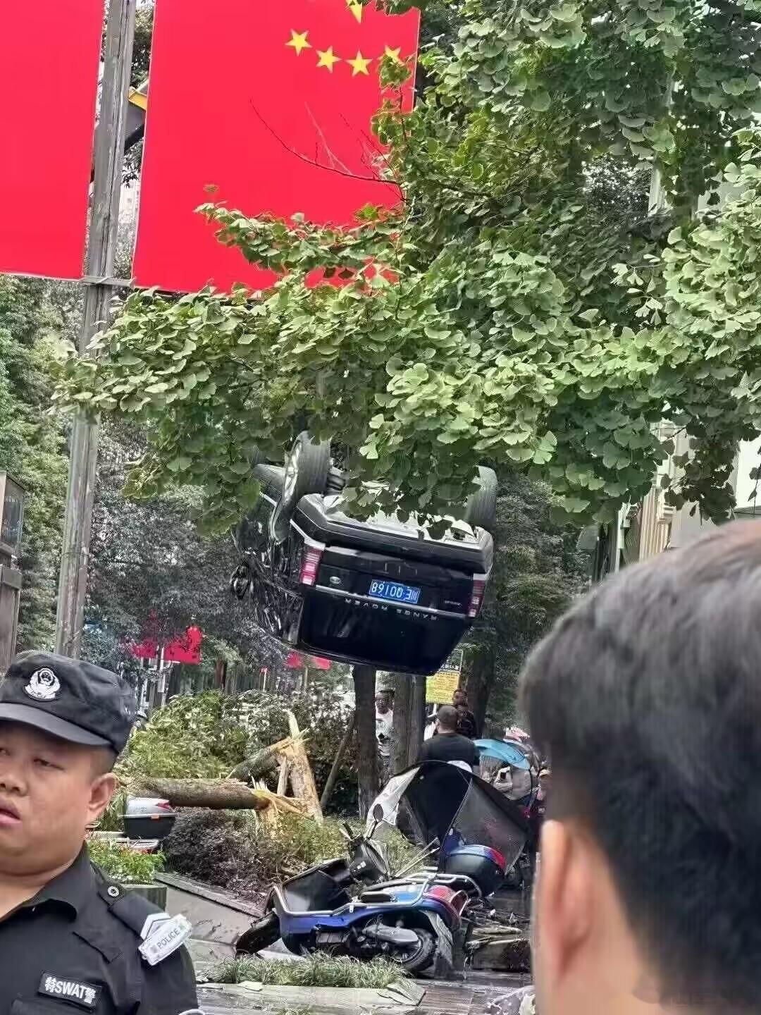 咋上天了[笑cry]路虎揽胜大哥动力是猛，但也不能这么开嘛#路虎揽胜##路虎##