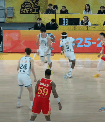 太揪心！CBA赛场这幕真不该！胡金秋再遭伤病，谁来心疼这位“国家队铁人”？
 