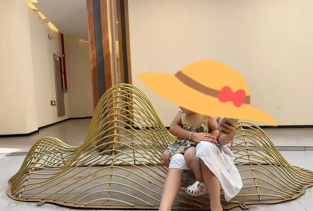 生了两个孩子，婆婆一天没帮忙带过。

现在我们日子好过了，她开始往家里送菜送水果