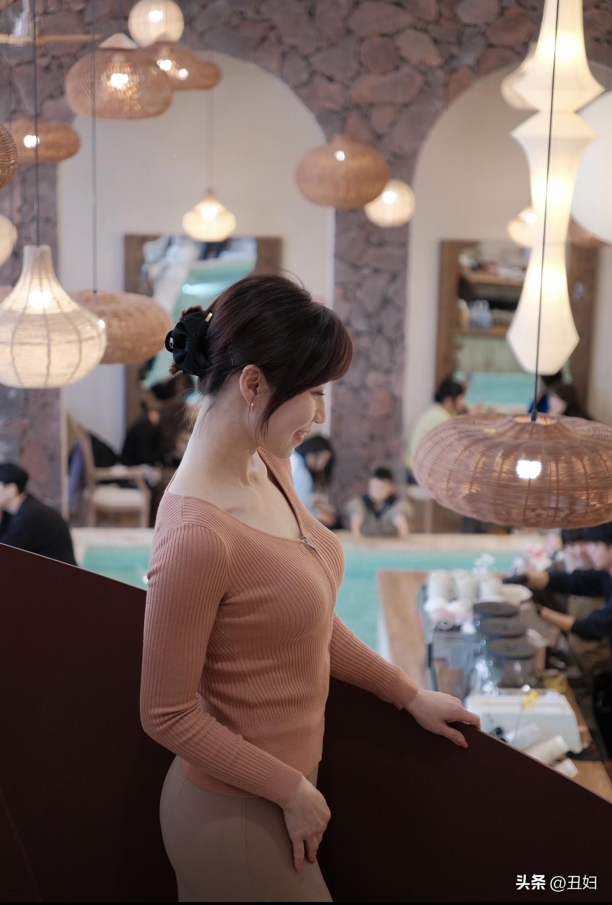 微胖身材该怎么穿搭微胖身材穿搭有很多门道。别觉得微胖只能穿松垮衣服，像有弹性的针