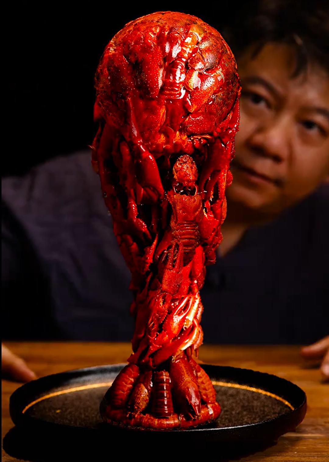 小龙虾大力神杯。

这比真正的大力神杯都更具艺术性。

建议国际足联，联系一下这